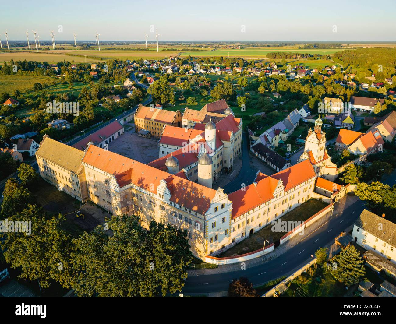 Luftbild Renaissanceschloss Lichtenburg Das Schloss Lichtenburg ist ein im 16. Jahrhundert erbautes Renaissanceschloss à Prettin. Es steht an der Stelle eines früheren Klosters und wurde als Witwensitz für die Kurfürstinnen von Sachsen errichtet. Unter den Nationalsozialisten War hier das Konzentrationslager Lichtenburg von 1933 bis 1937 für Männer, danach bis 1939 für Frauen eingerichtet. Heute ist die Lichtenburg Museum der Stadt Prettin und seit 1. Januar 2007 auch Teil der Stiftung Gedenkstätten Sachsen-Anhalt. Prettin Sachsen-Anhalt Deutschland *** vue aérienne Château Renaissance Lichtenb Banque D'Images