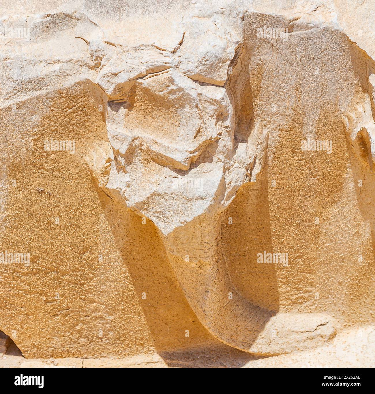 Egypte, Fayoum, Hawara, petit musée à ciel ouvert près de la pyramide d'Amenemhat III : queue de crocodile, représentant probablement le Dieu Sobek. Banque D'Images