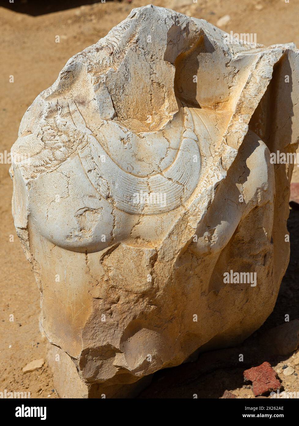 Egypte, Fayoum, Hawara, petit musée à ciel ouvert près de la pyramide d'Amenemhat III : buste royal. Banque D'Images
