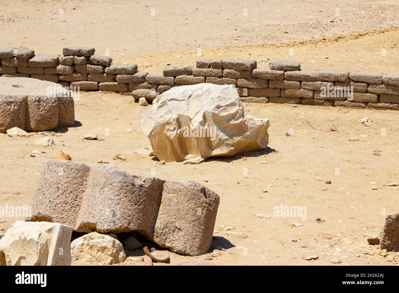Egypte, Fayoum, Hawara, petit musée à ciel ouvert près de la pyramide d'Amenemhat III : pièces de colonnes et queues de crocodile. Banque D'Images