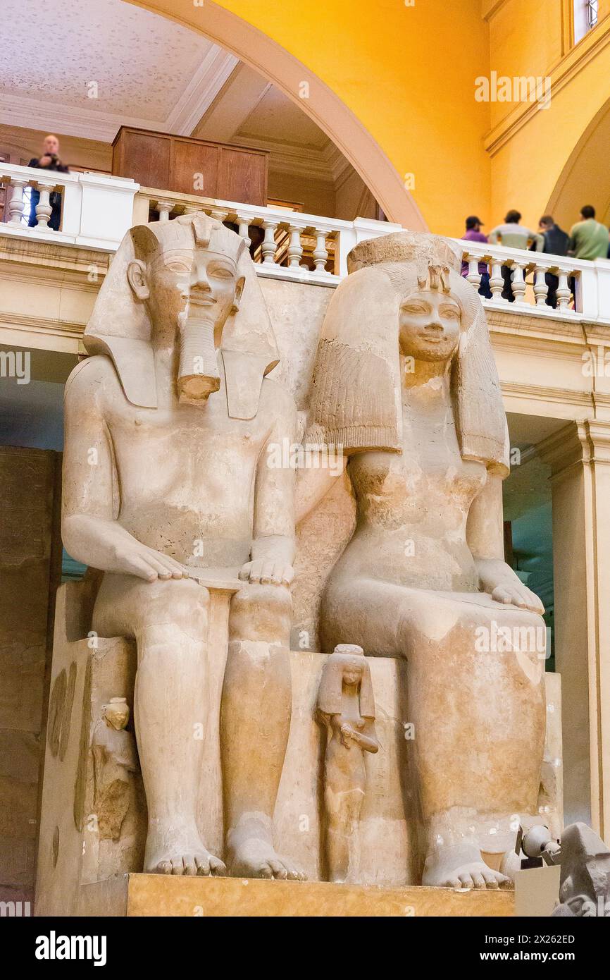 Musée égyptien du Caire, groupe de statues colossales d'Amenhotep III et Tiyi, initialement à Kom el Hettan, le temple d'Amenhotep III. Banque D'Images