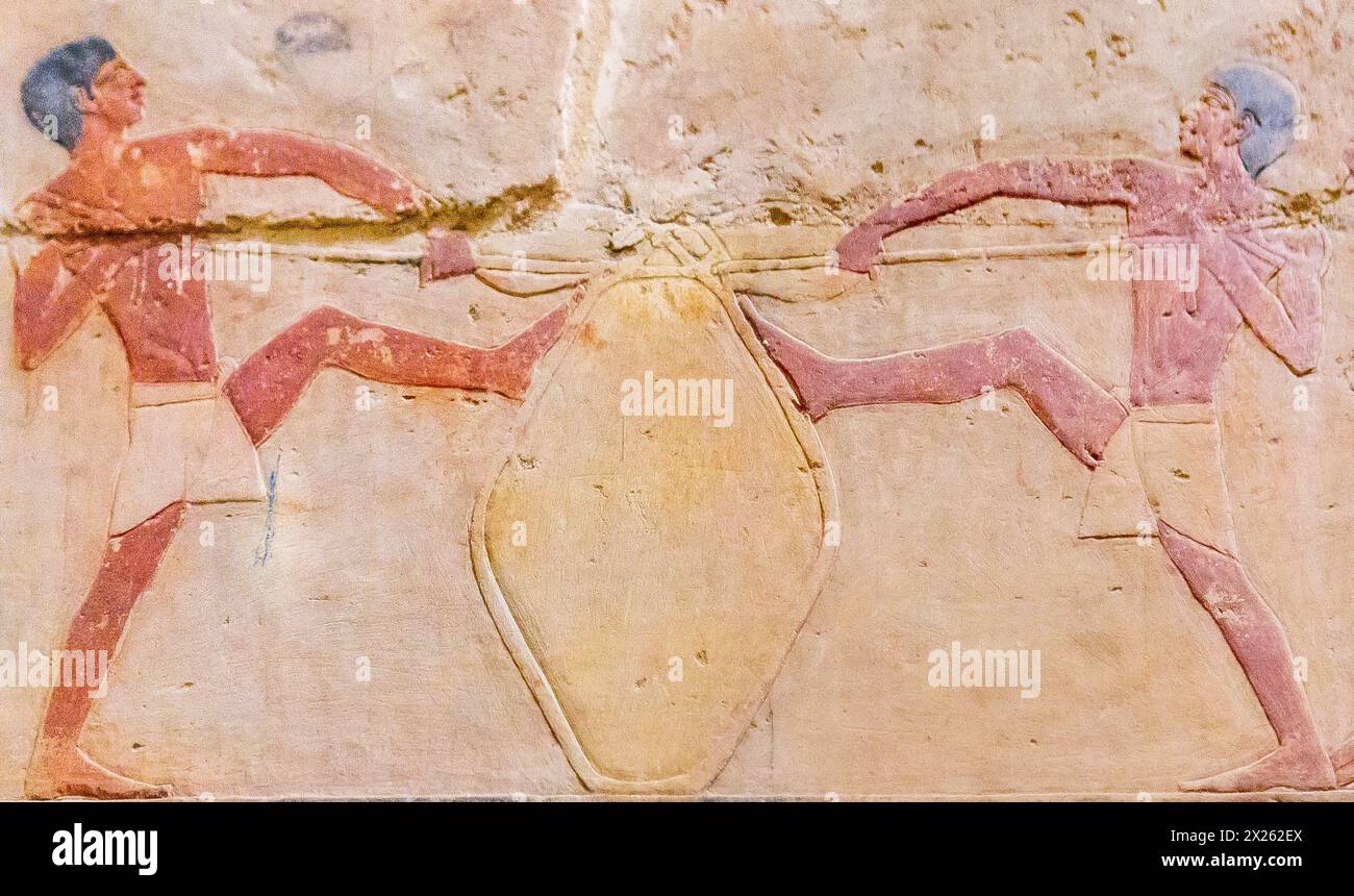Egypte, Saqqara, tombeau de Ty, agriculture : Puting des grains de céréales dans un grand sac. Banque D'Images