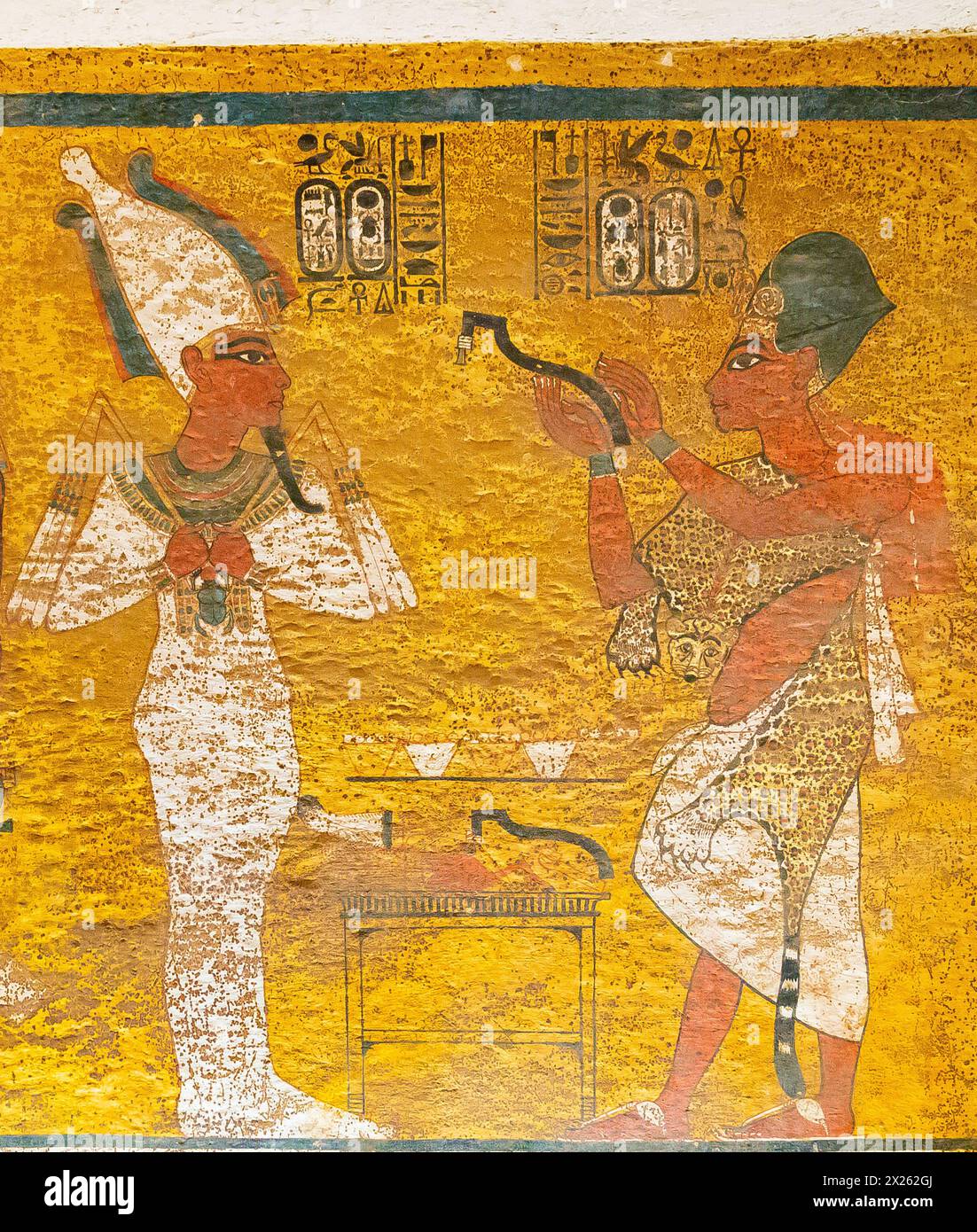 Égypte, Louxor, tombeau de Toutankhamon : le nouveau roi Ay ouvre l'embouchure de Toutankhamon, agissant comme s'il était le fils du défunt. Banque D'Images