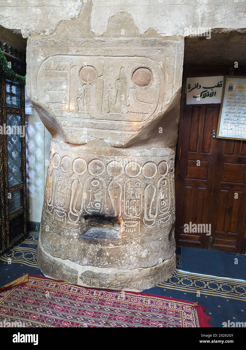 Égypte, temple de Louxor, mosquée Abu el Haggag, colonne pharaonique, avec cartouche du roi Ramsès II. Banque D'Images