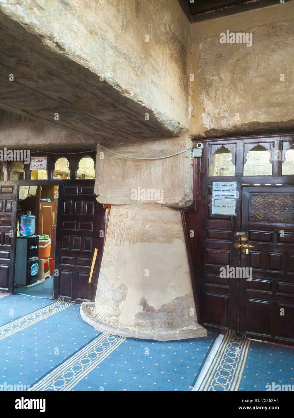 Égypte, temple de Louxor, mosquée Abu el Haggag, colonne pharaonique, avec cartouche du roi Ramsès II. Banque D'Images