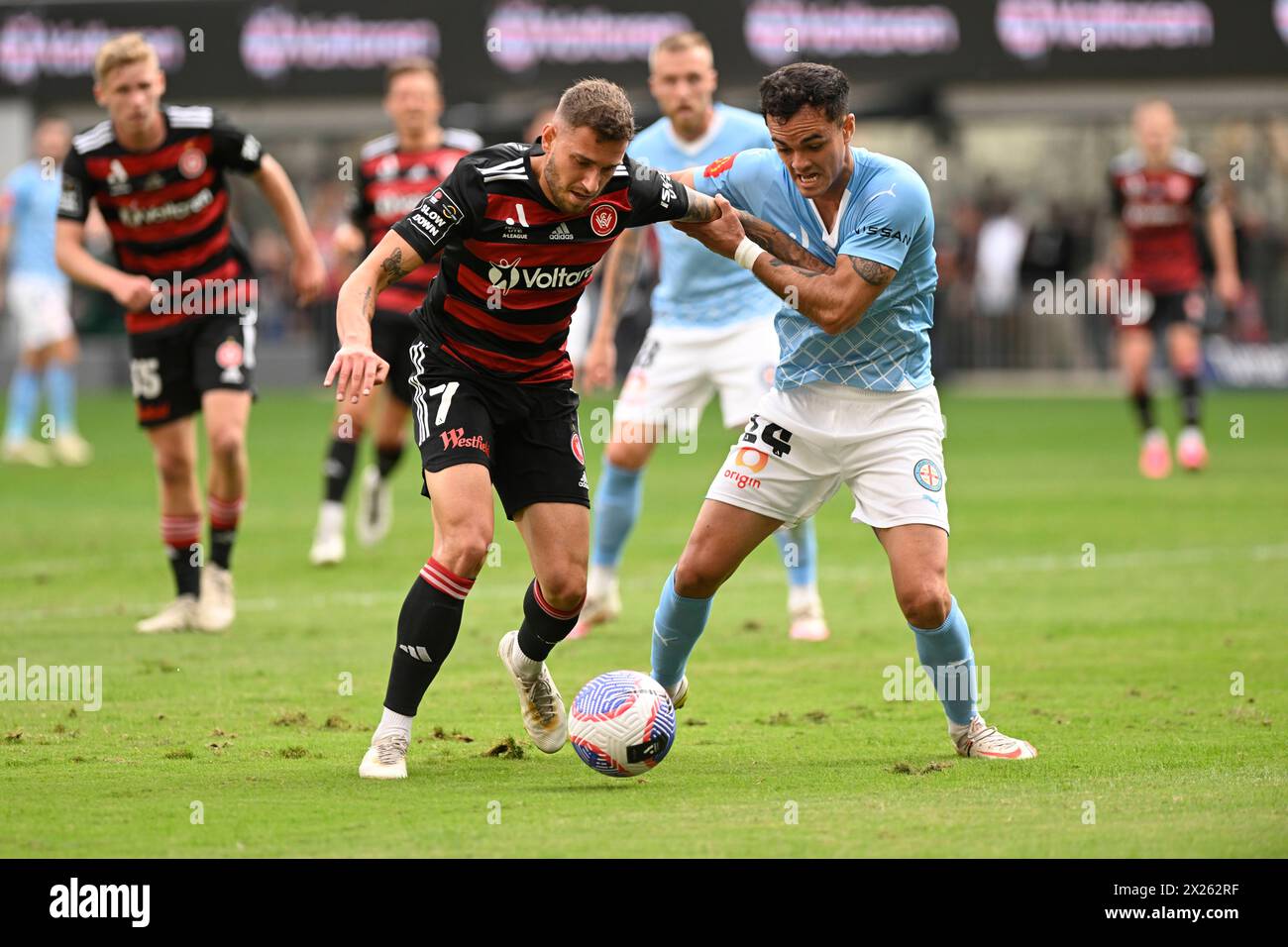 20 avril 2024 ; CommBank Stadium, Sydney, NSW, Australie : a-League Football, Western Sydney Wanderers contre Melbourne City ; Dylan Pierias de Western Sydney Wanderers est détenu par Vicente Fernandez de Melbourne City Banque D'Images