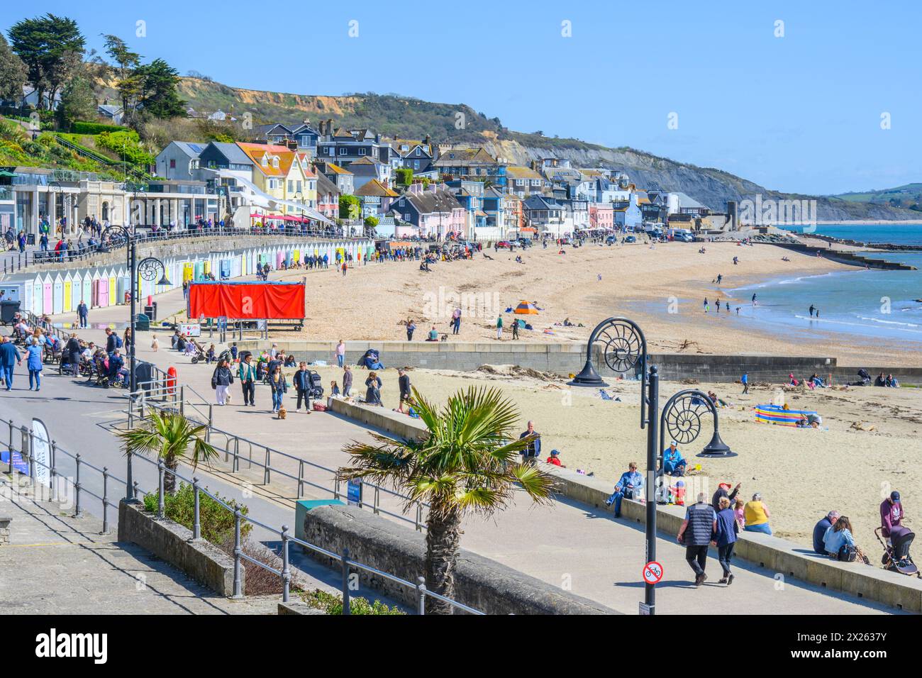 Lyme Regis, Dorset, Royaume-Uni. 20 avril 2024. Météo britannique : les visiteurs affluent à la plage de la station balnéaire de Lyme Regis pour profiter du soleil chaud et glorieux et du ciel bleu clair. Crédit : Celia McMahon/Alamy Live News. Banque D'Images