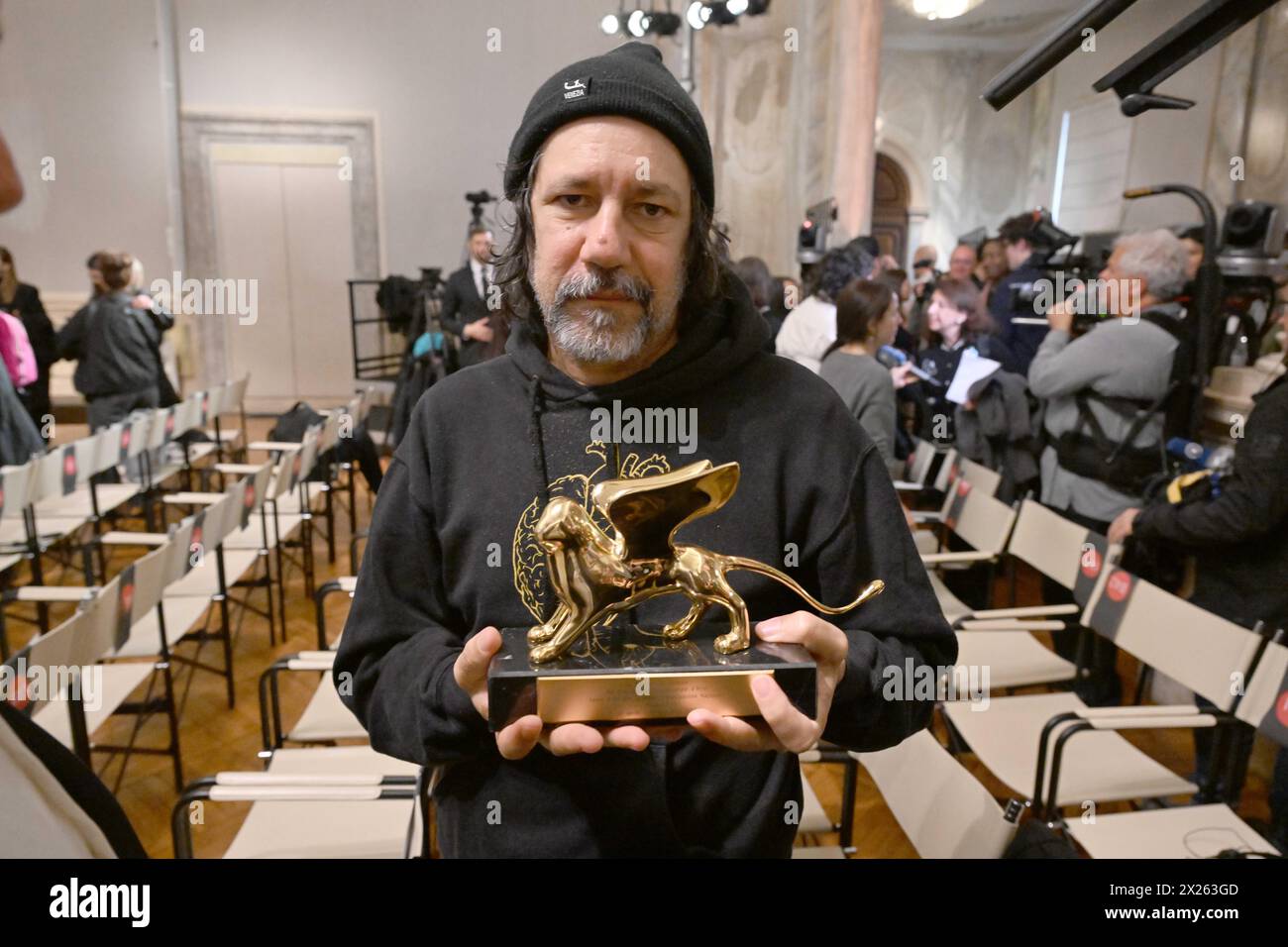 20 avril 2024, Italie, Venedig : L'artiste Archie Moore se tient dans la salle de bal avec son Lion d'Or lors de la cérémonie de remise des Lion Award pendant la Biennale d'Art. Le Lion d’Or de la meilleure contribution nationale à la Biennale Arte 2024 sera décerné au Pavillon australien par le jury de la 60e Biennale d’Art. La Biennale Arte ouvrira le 20.04.2024 et se déroulera jusqu’au 24.11.2024. Photo : Felix Hörhager/dpa Banque D'Images