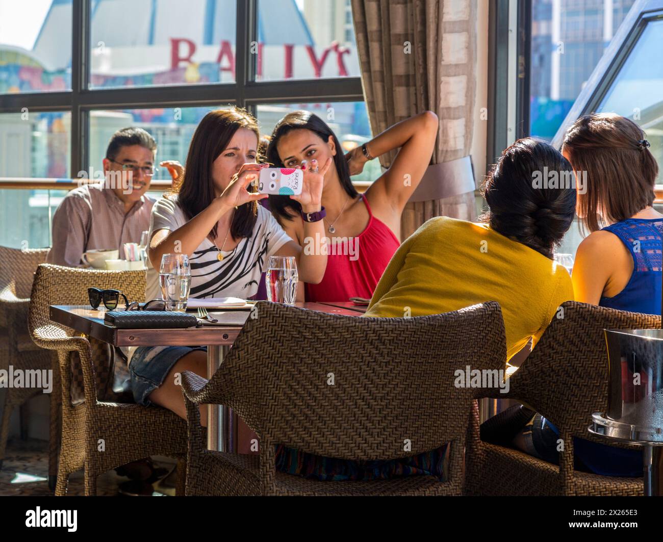 Las Vegas, Nevada. Les clients de prendre une photo dans le Giada Restaurant, l'hôtel Cromwell. Banque D'Images