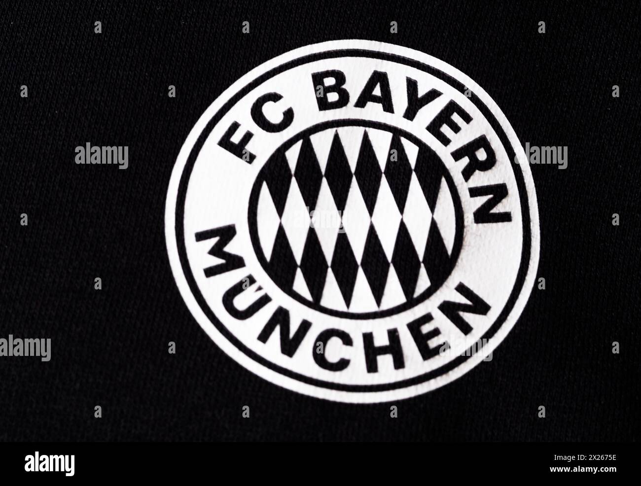 Dans cette illustration photo, le logo du FC Bayern Munich est affiché sur un vêtement de sport. Banque D'Images
