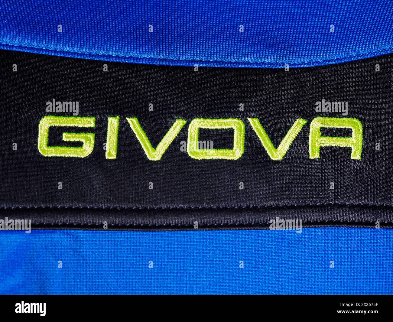 Dans cette illustration photo, GIVOVA logo vu affiché sur un sportswear.GIVOVA est une entreprise italienne de fabrication, produit une large gamme d'équipements sportifs Banque D'Images