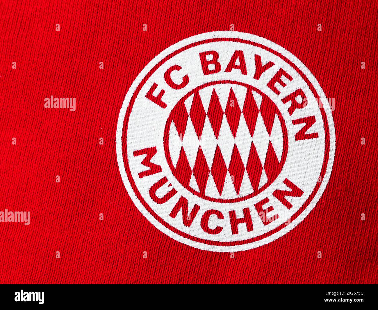 Dans cette illustration photo, le logo du FC Bayern Munich est affiché sur un vêtement de sport. Banque D'Images