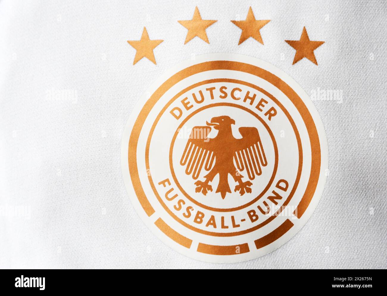 Dans cette illustration photo, le logo de l'équipe nationale de football d'Allemagne est affiché sur un vêtement de sport Banque D'Images