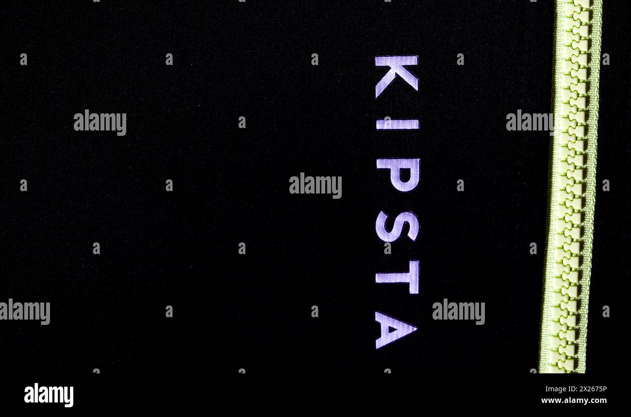 Dans cette illustration photo, le logo Kipsta vu affiché sur un sportswear. La marque Kipsta appartient à la société française Decathlon, qui produit des articles de sport pour plus de soixante-dix sports. Cette marque est utilisée pour le football et les produits de football américain. Banque D'Images