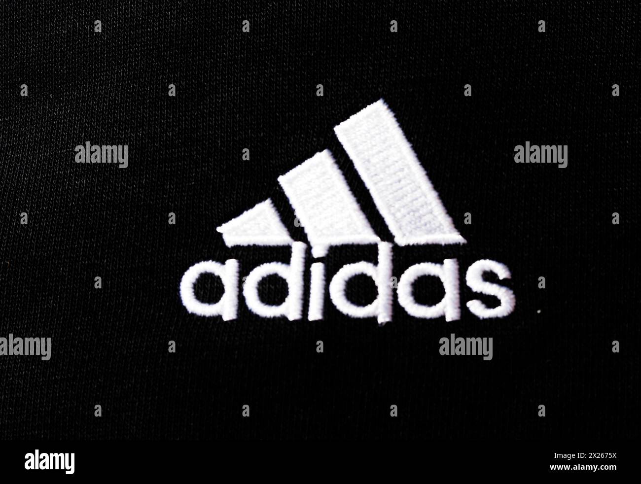 Dans cette illustration photo, Adidas AG logo vu affiché sur un sportswear.Adidas est le plus grand fabricant de vêtements de sport en Europe et le deuxième plus grand dans le monde. Banque D'Images