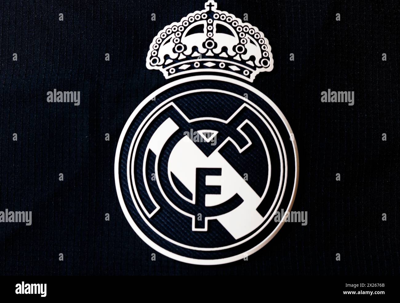 Dans cette illustration photo, le logo du Real Madrid CF vu affiché sur un vêtement de sport. Banque D'Images