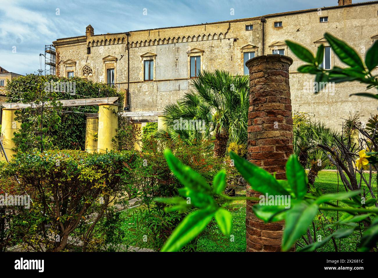 Aperçu du jardin napolitain, entouré de murs faits de briques en terre cuite, et Palazzo D'Avalos en arrière-plan. Vasto, Abruzzes, Italie Banque D'Images