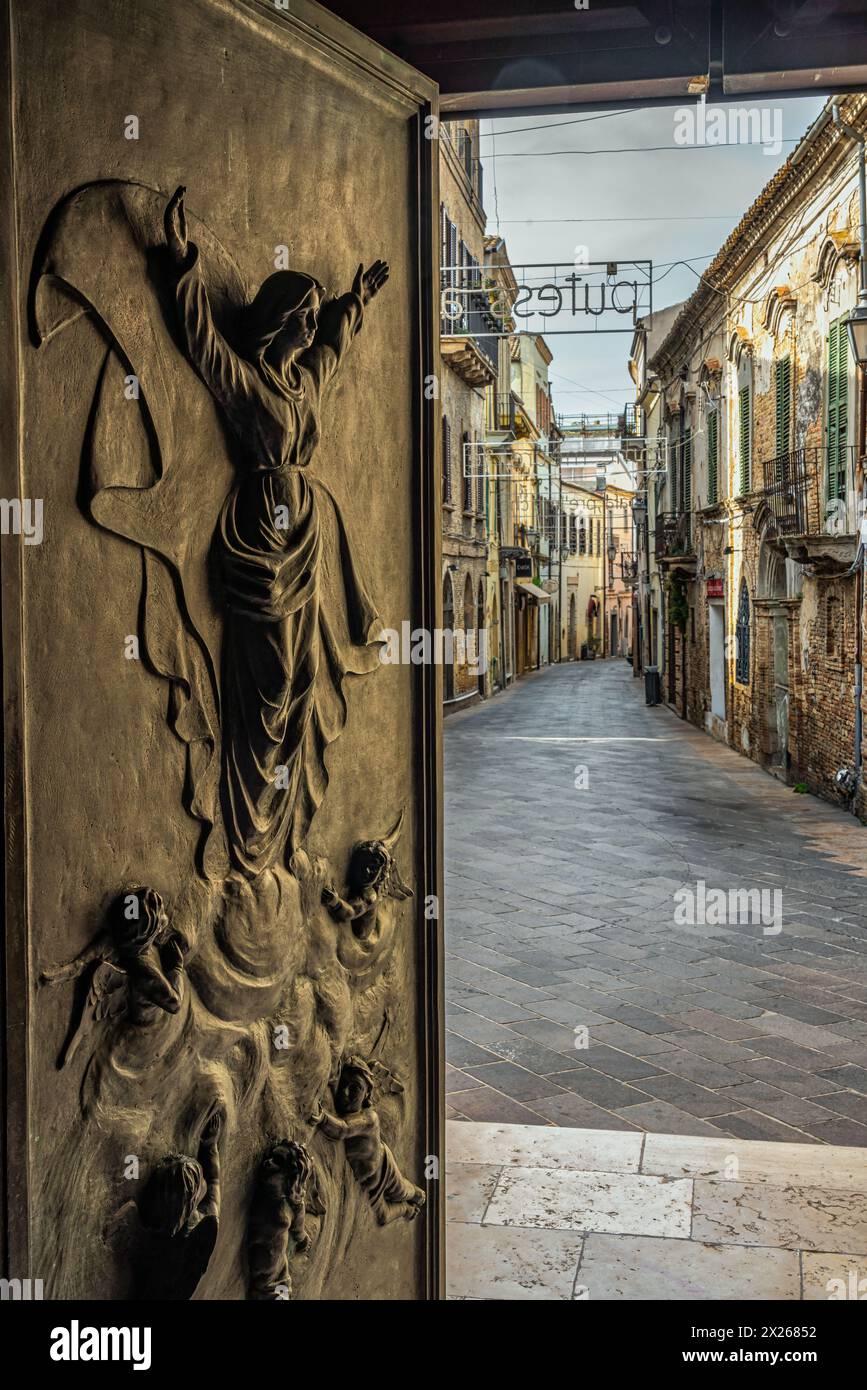 Le portail en bronze de l'église de S. Maria Maggiore avec le bas-relief représentant l'Assomption. Vasto, province de Chieti, Abruzzes, Italie, Europe Banque D'Images