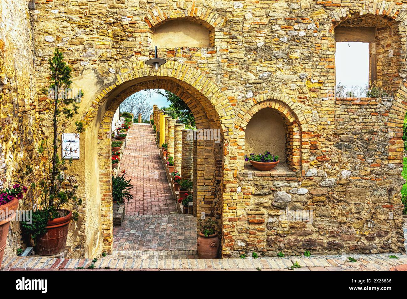 La clôture en briques de terre cuite entourant le jardin napolitain face à la mer du Palazzo D'Avalos dans la ville de Vasto. Vasto, Abruzzes, Italie Banque D'Images La clôture en briques de terre cuite entourant le jardin napolitain face à la mer du Palazzo D'Avalos dans la ville de Vasto. Vasto, Abruzzes, Italie Banque D'Images