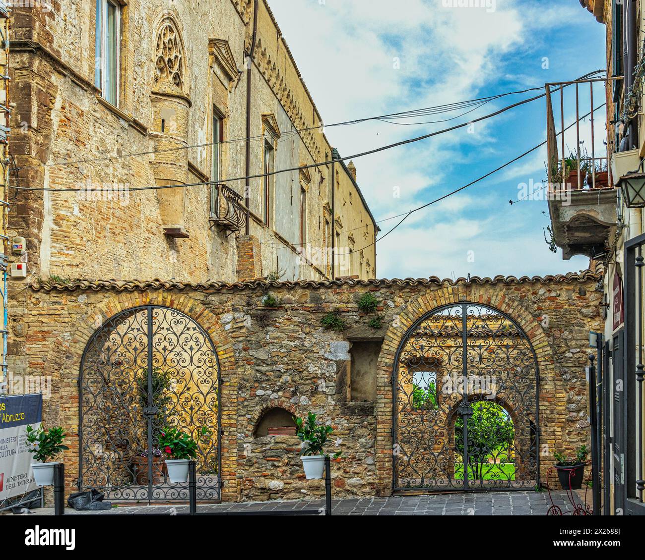 La clôture en briques de terre cuite entourant le jardin napolitain face à la mer du Palazzo D'Avalos dans la ville de Vasto. Vasto, Abruzzes, Italie Banque D'Images La clôture en briques de terre cuite entourant le jardin napolitain face à la mer du Palazzo D'Avalos dans la ville de Vasto. Vasto, Abruzzes, Italie Banque D'Images