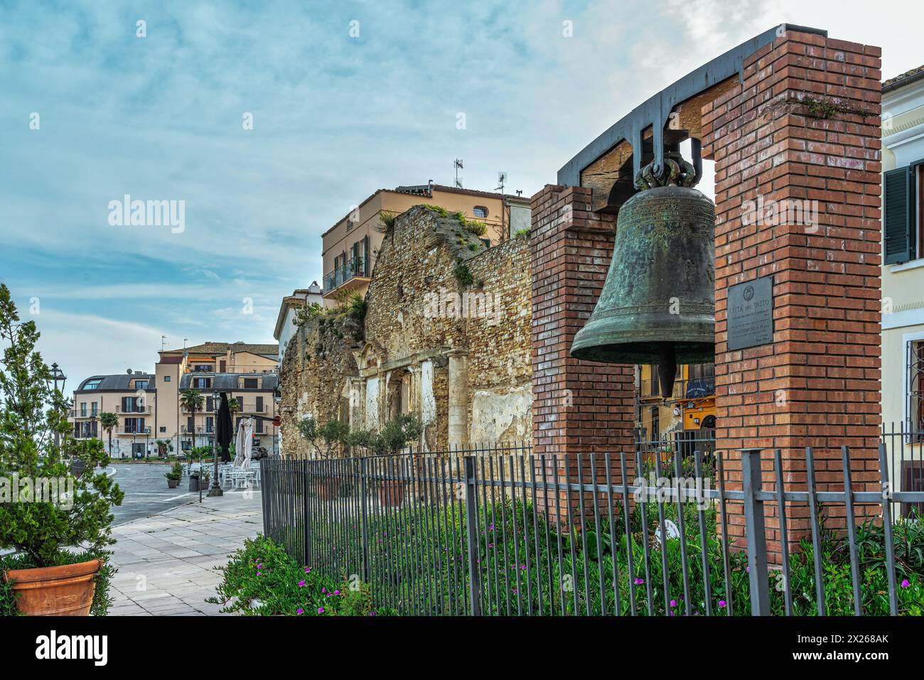 Du point de vue sur la Marina di Vasto, les vestiges de l'église de San Pietro. La cloche est ce qui reste après l'effondrement du clocher. V Banque D'Images