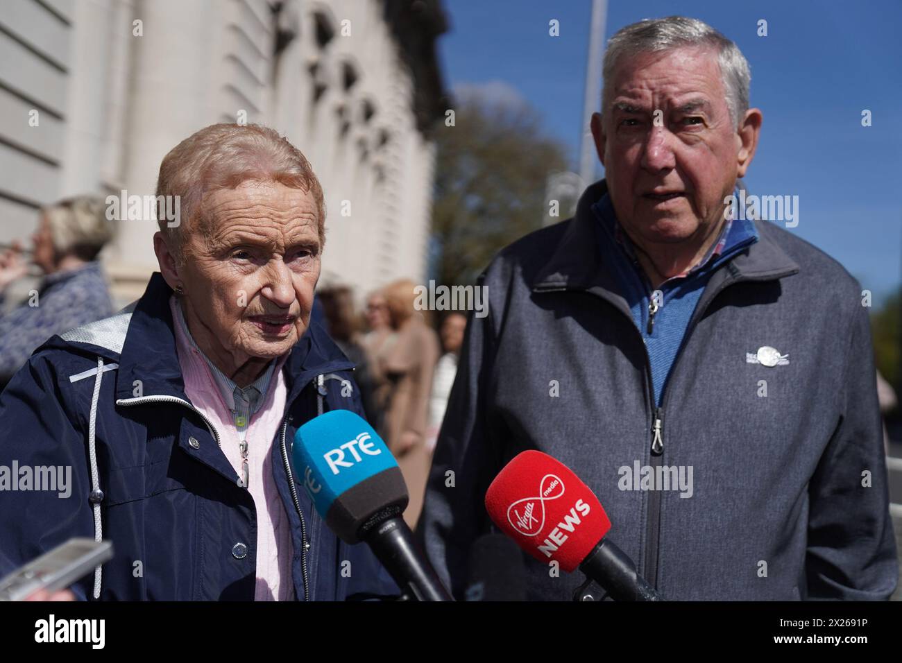 Maurice et Phyllis McHugh, qui ont perdu leur enfant unique Caroline dans l'incendie de Stardust, parlant devant les bâtiments gouvernementaux à Dublin, après une réunion avec le Taoiseach Simon Harris, après que les familles des survivants et des victimes ont appelé à des excuses officielles de l'État, M. Harris a indiqué qu'il était «désireux» d'être en mesure de le faire. Date de la photo : samedi 20 avril 2024. Banque D'Images