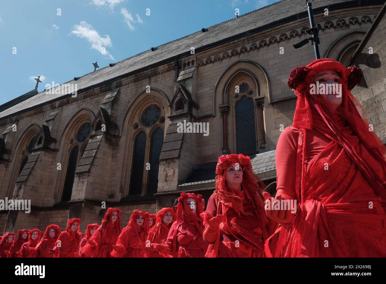 DATE RECORD NON DÉCLARÉE funérailles pour nature Processions à Bath dans une puissante démonstration de solidarité pour l'environnement, des villes du monde entier, y compris Bath, Royaume-Uni, Boston, Sydney, Gothenburg et Lisbonne accueillent des funérailles pour les processions de la nature. La plus grande Assemblée de rebelles rouges, plus de 400 personnes vêtues de tenues rouges distinctives, se réunit à Bath. La procession culmine dans une finale dramatique devant l'abbaye. Organisé sous la bannière Code Rouge pour la nature, l’événement vise à sensibiliser à la crise de la biodiversité et à inspirer une action collective urgente. Chris Packham, militant pour la nature, se joint à nous Banque D'Images