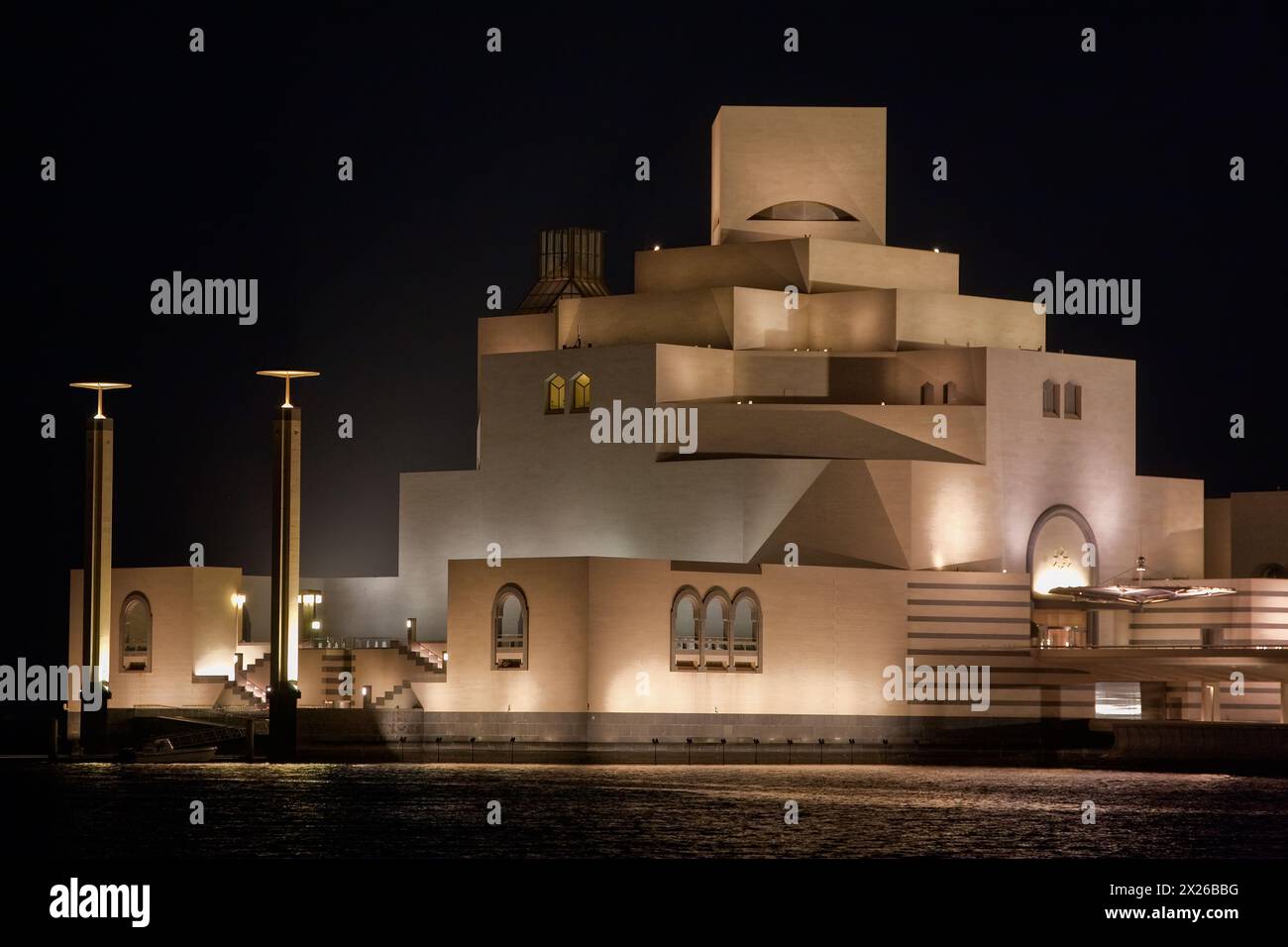 Doha, Qatar. Musée d'Art islamique, conçu par l'architecte I.M. Pei. Vue de nuit. Banque D'Images