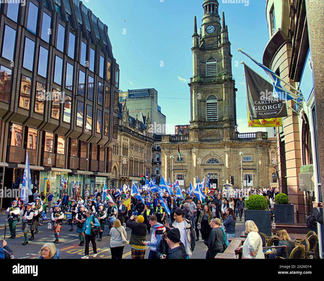 Glasgow, Écosse, Royaume-Uni. 20 avril 2024 : Humza et martin compston dirigent la marche Pro Independence Yes marche a commencé dans le parc kelvingrove et s'est terminée par des discours sur george Square comprenant un certain nombre de groupes pro indy. Crédit Gerard Ferry /Alamy Live News Banque D'Images