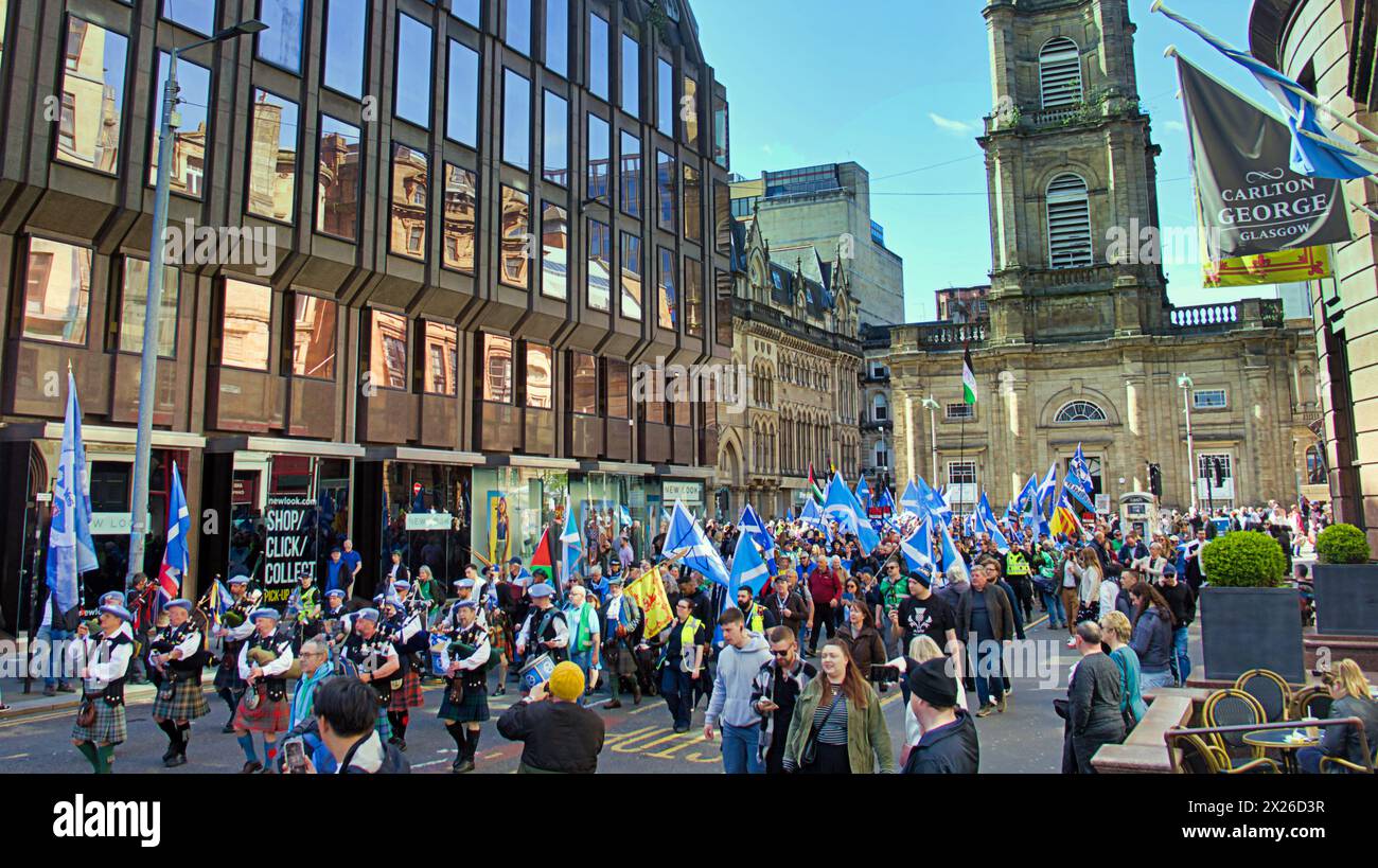 Glasgow, Écosse, Royaume-Uni. 20 avril 2024 : Humza et martin compston dirigent la marche Pro Independence Yes marche a commencé dans le parc kelvingrove et s'est terminée par des discours sur george Square comprenant un certain nombre de groupes pro indy. Crédit Gerard Ferry /Alamy Live News Banque D'Images