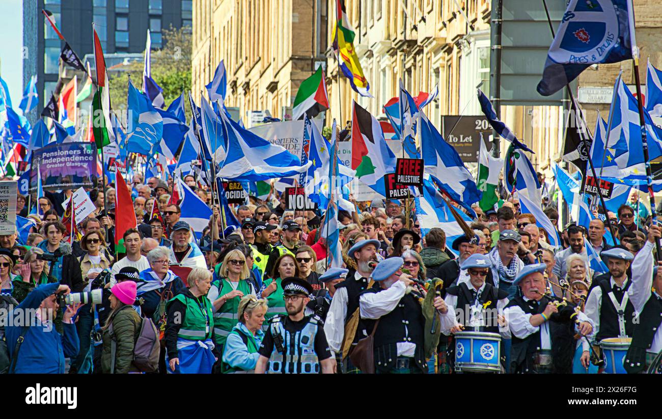 Glasgow, Écosse, Royaume-Uni. 20 avril 2024 : la marche pro indépendance oui a commencé dans le parc kelvingrove et s'est terminée par des discours à george Square comprenant un certain nombre de groupes pro indy. Crédit Gerard Ferry /Alamy Live News Banque D'Images