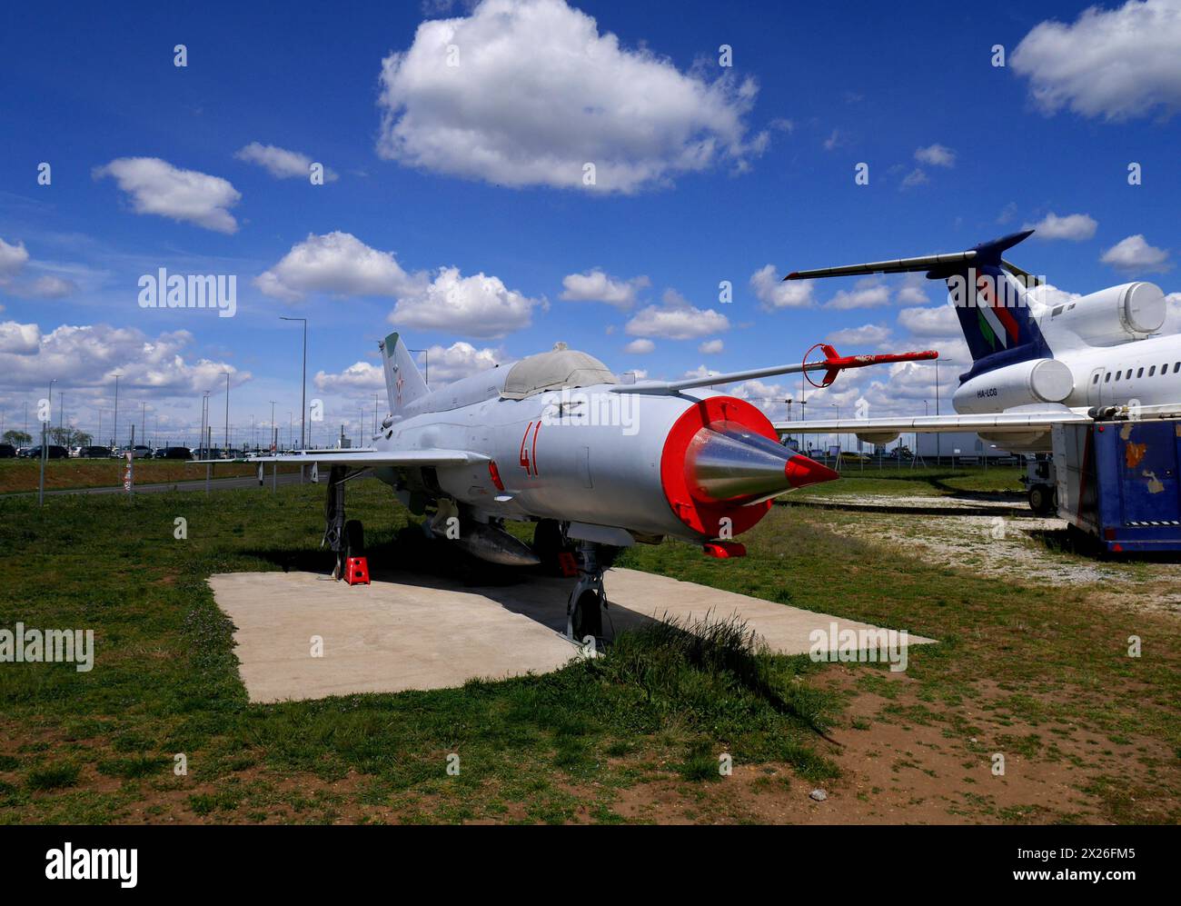 Un Mikoyan-Gurevich MiG 21, chasseur à réaction supersonique et intercepteur exposé au Repülőmúzeum, aéroparc, aéroport international de Budapest, Hongrie Banque D'Images