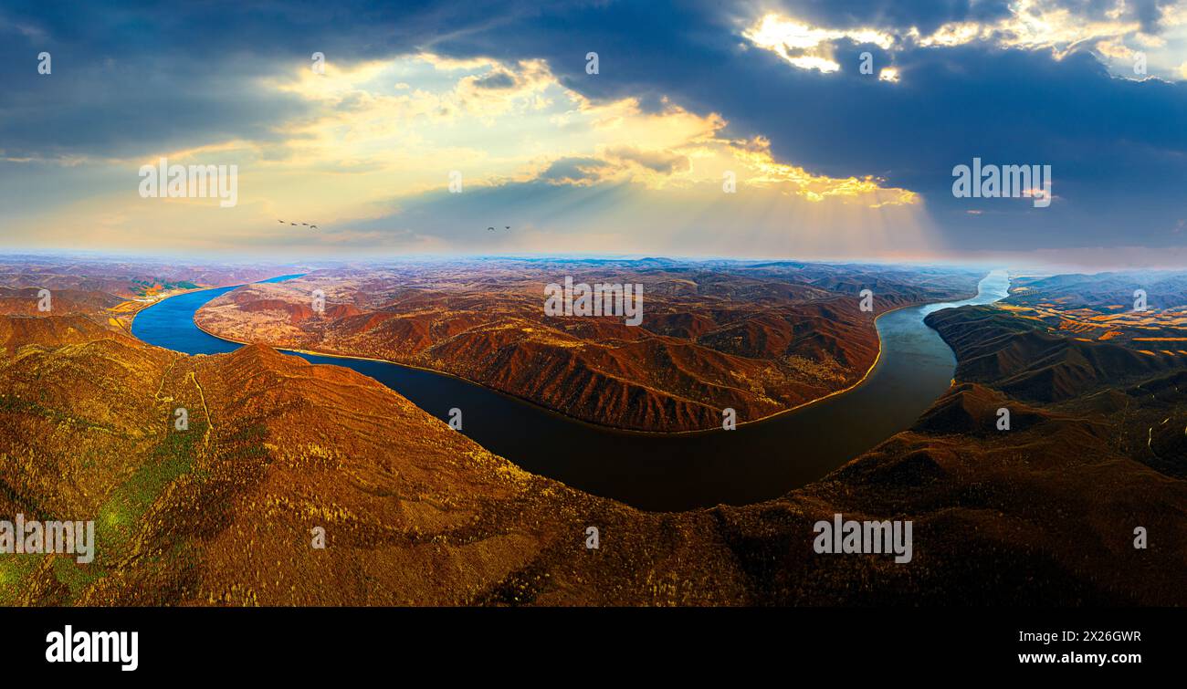 Photographie aérienne du paysage automnal des petites trois Gorges à Luobei, province du Heilongjiang Banque D'Images