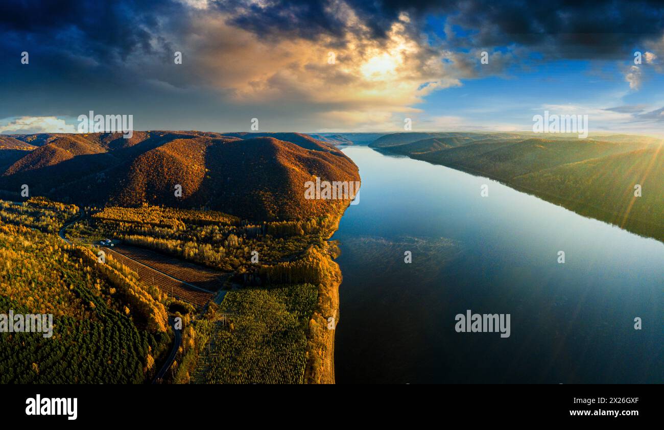 Photographie aérienne du paysage automnal des petites trois Gorges à Luobei, province du Heilongjiang Banque D'Images