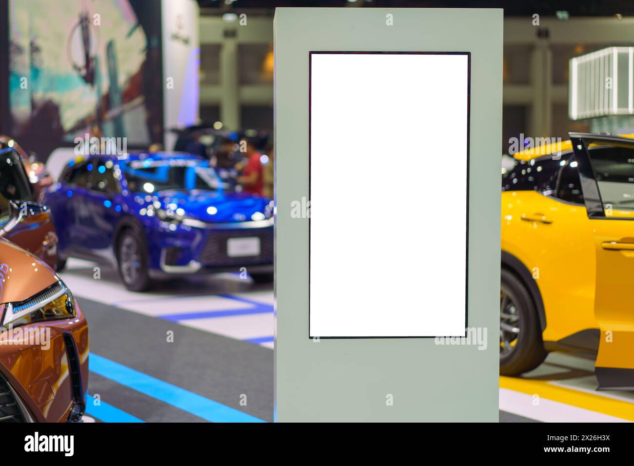 Maquette d'affichage dynamique avec écran vierge dans une salle d'exposition de voiture élégante. Cet affichage polyvalent promet des opportunités publicitaires dynamiques Banque D'Images