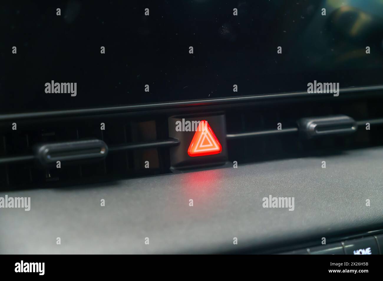 Au cœur de la sécurité automobile moderne, un gros plan révèle le gyrophare cramoisi de l'interrupteur des feux de détresse d'urgence. Prêt d'un simple geste, ce Vital COM Banque D'Images Au cœur de la sécurité automobile moderne, un gros plan révèle le gyrophare cramoisi de l'interrupteur des feux de détresse d'urgence. Prêt d'un simple geste, ce Vital COM Banque D'Images