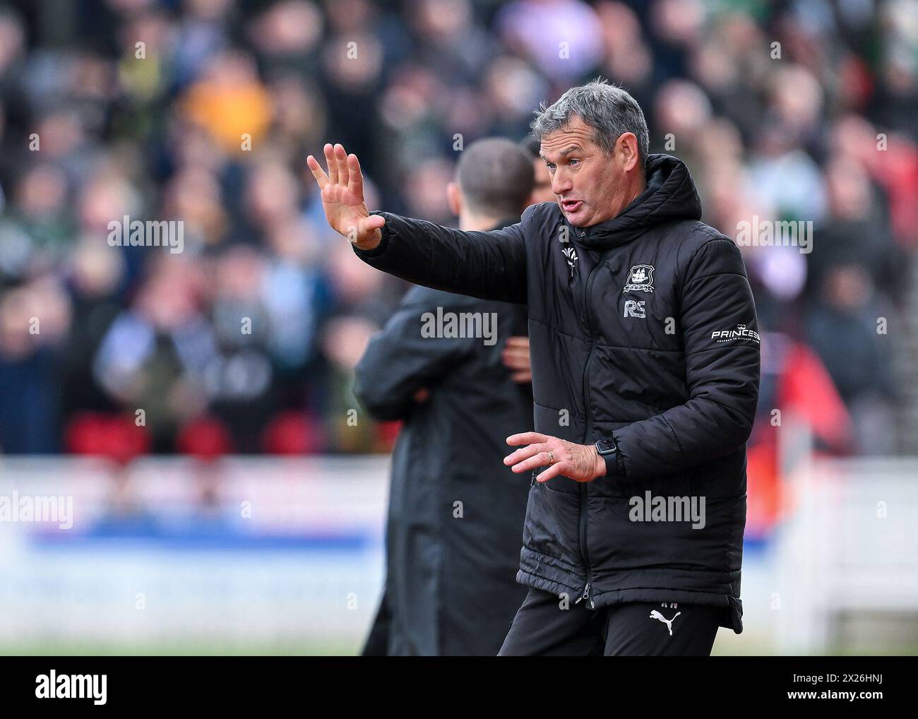 Kevin Nancekivell, entraîneur de la première équipe de Plymouth Argyle, gestes, cris, pointage pendant le match du Sky Bet Championship Stoke City vs Plymouth Argyle au stade Bet365, Stoke-on-Trent, Royaume-Uni, 20 avril 2024 (photo par Stan Kasala/News images), le 20/04/2024. (Photo de Stan Kasala/News images/SIPA USA) crédit : SIPA USA/Alamy Live News Banque D'Images