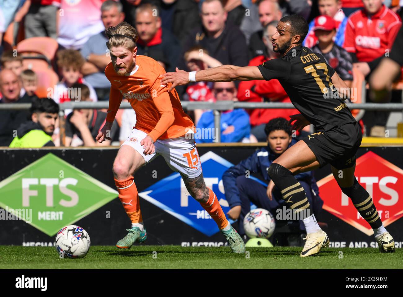 Hayden Coulson de Blackpool affronte Barry Cotter de Barnsley lors du match de Sky Bet League 1 Blackpool vs Barnsley à Bloomfield Road, Blackpool, Royaume-Uni, le 20 avril 2024 (photo par Craig Thomas/News images) dans , le 20/04/2024. (Photo de Craig Thomas/News images/SIPA USA) Banque D'Images