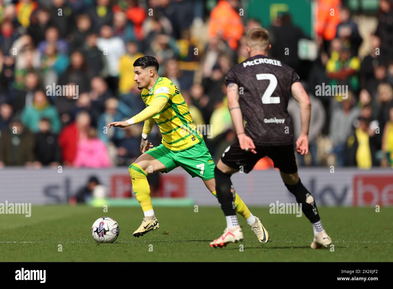 Borja Sainz de Norwich City (à gauche) et Ross McCrorie de Bristol City se battent pour le ballon lors du Sky Bet Championship match à Carrow Road, Norwich. Date de la photo : samedi 20 avril 2024. Banque D'Images