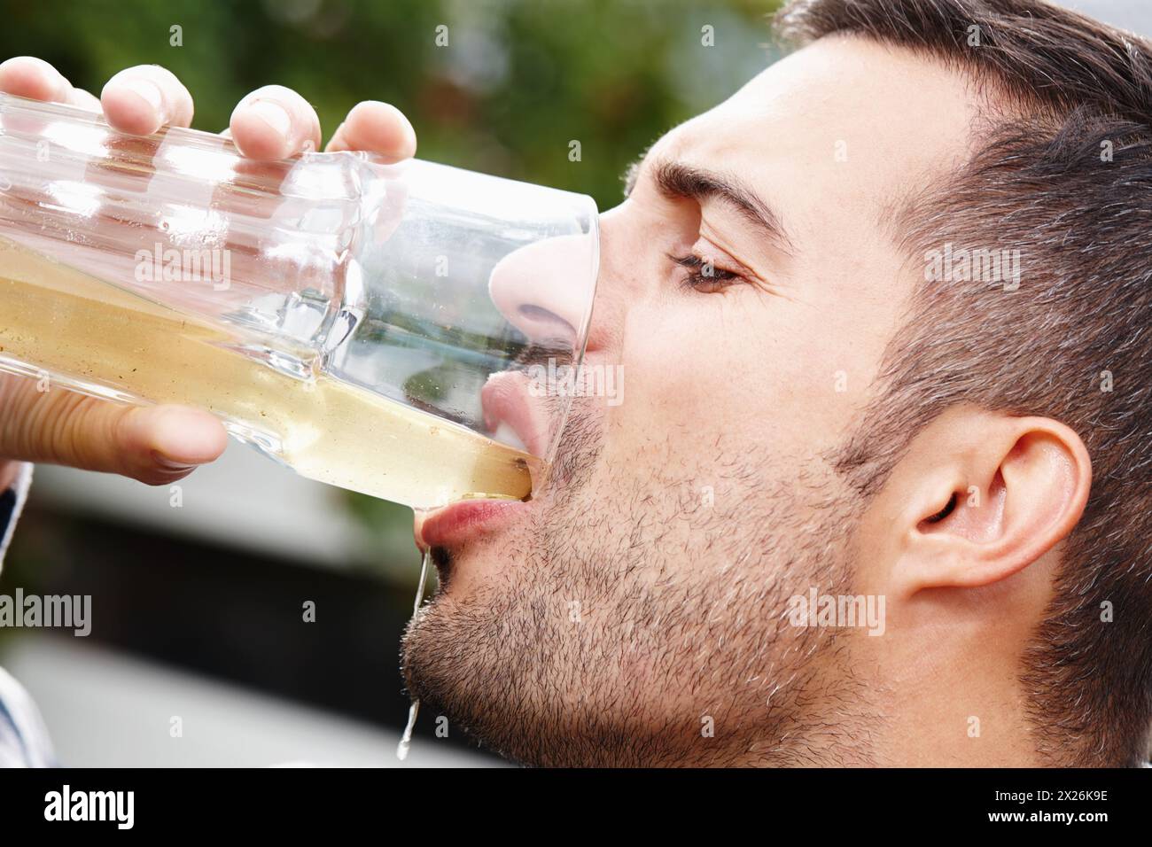 Personne, boire et jus probiotique sain pour liquide naturel, biologique et rafraîchissant pour l'énergie. Vegan, homme et verre de boisson kombucha pour Banque D'Images