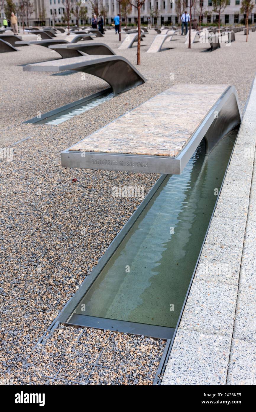 Pentagon Memorial, le comté d'Arlington, Virginia, USA. Souvenirs de chaque individu à une seule victime. Banque D'Images