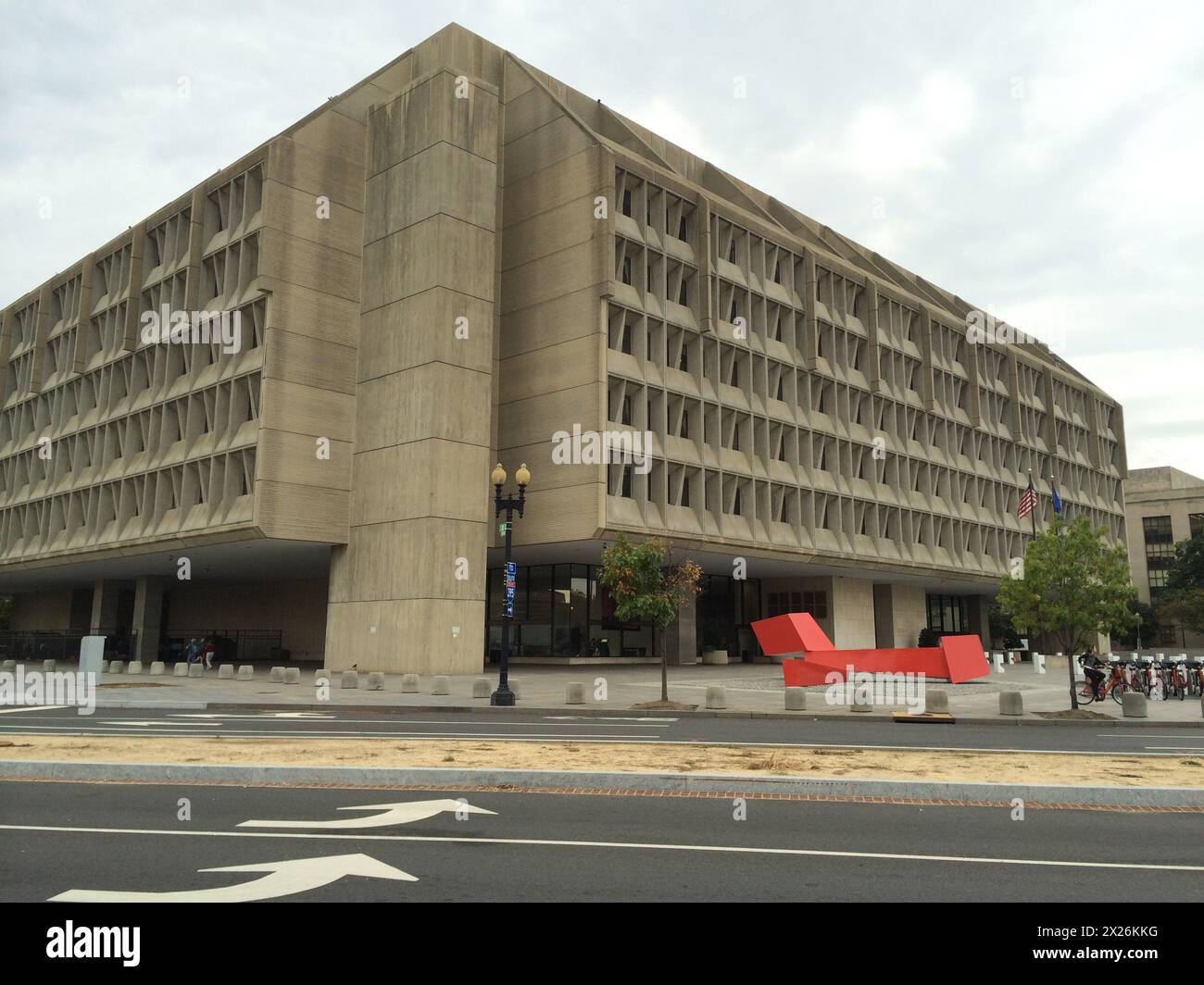 Washington, D.C., USA. Ministère de la Santé et des Services Bâtiment avec des barrières de sécurité à l'avant. Banque D'Images