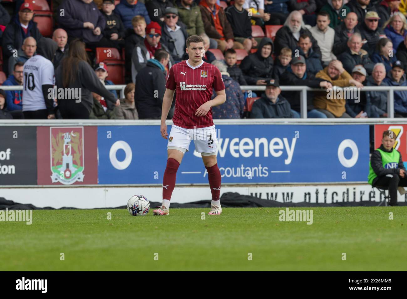 Northampton, Royaume-Uni. 20 avril 2024. Aaron McGowan de Northampton Town lors de la seconde moitié du match de Sky Bet League 1 entre Northampton Town et Exeter City au PTS Academy Stadium, Northampton le samedi 20 avril 2024. (Photo : John Cripps | mi News) crédit : MI News & Sport /Alamy Live News Banque D'Images