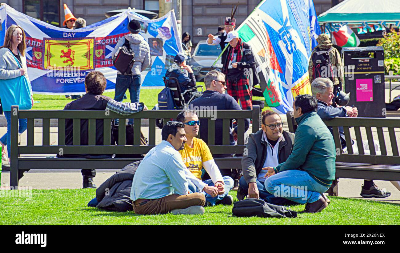 Glasgow, Écosse, Royaume-Uni. 20 avril 2024 : la marche pro indépendance oui a commencé dans le parc kelvingrove et s'est terminée par des discours à george Square comprenant un certain nombre de groupes pro indy. Crédit Gerard Ferry /Alamy Live News Banque D'Images