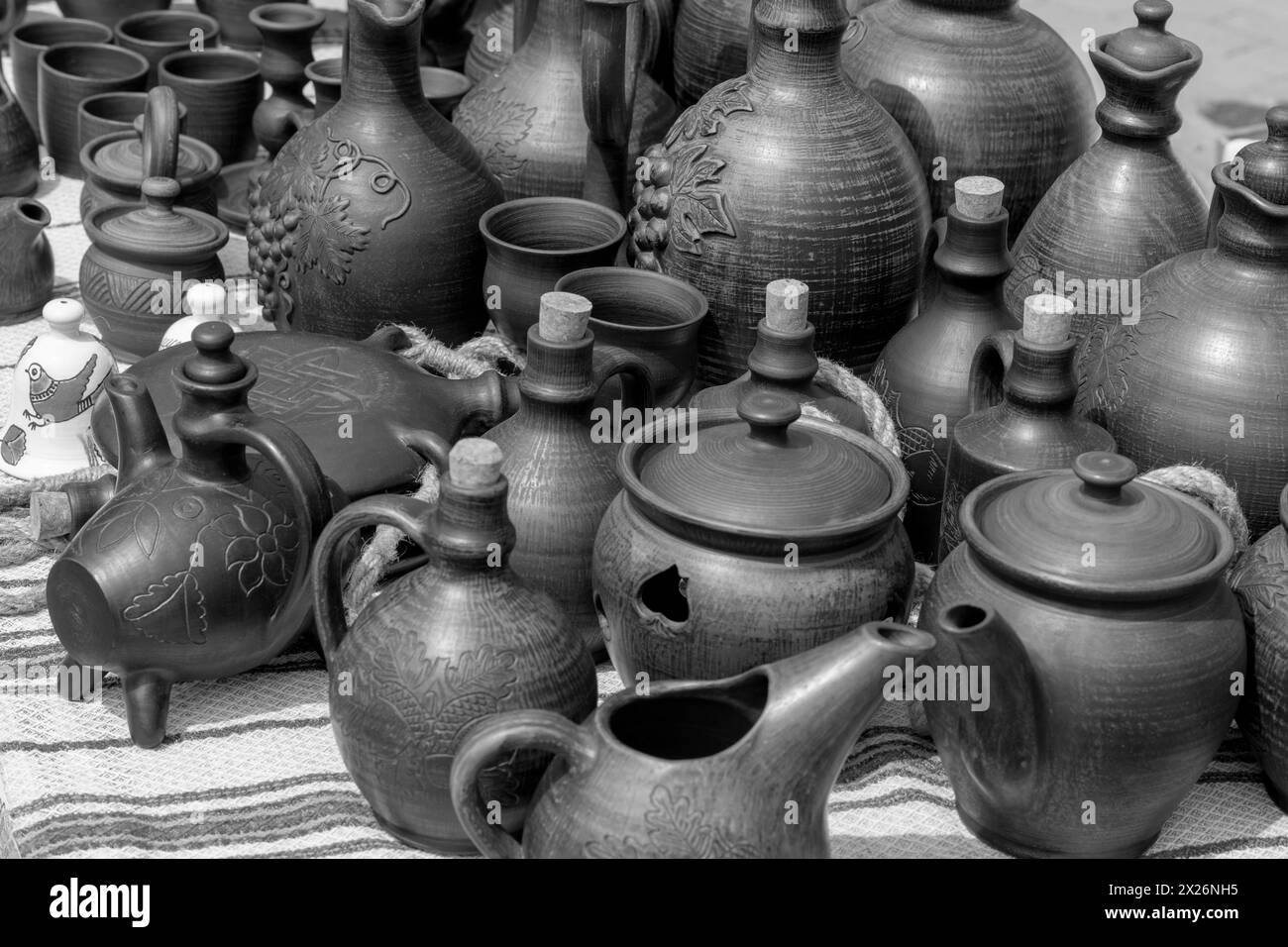 articles en argile faits à la main. Céramique artisanale poterie. vaisselle. plats en argile. différents articles faits mains. Photo noir et blanc Banque D'Images