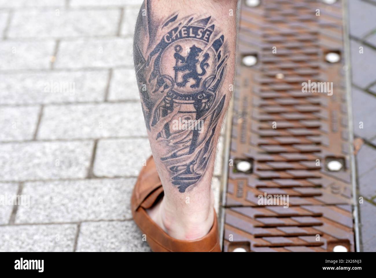 Un tatouage sur la jambe d'un fan de Chelsea avant le match de demi-finale de l'Emirates FA Cup au stade de Wembley, à Londres. Date de la photo : samedi 20 avril 2024. Banque D'Images