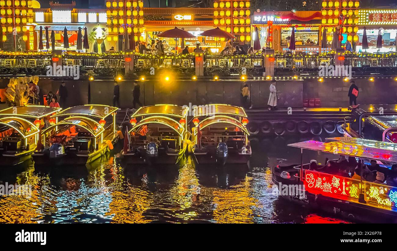 Vue nocturne du quai de Jinjiang à Chengdu East Gate Banque D'Images