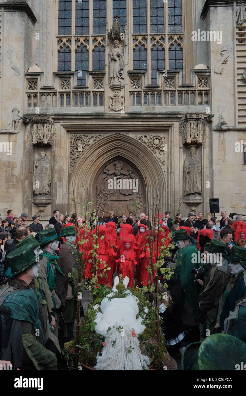 Dans une puissante démonstration de solidarité pour l'environnement, des villes du monde entier, y compris Bath, Royaume-Uni, Boston, Sydney, Gothenburg et Lisbonne accueillent des processions « funérailles pour la nature ». La plus grande Assemblée de rebelles rouges, plus de 400 personnes vêtues de tenues rouges distinctives, se réunit à Bath. La procession culmine dans une finale dramatique devant l'abbaye. Organisé sous la bannière « Code Rouge pour la nature », l’événement vise à sensibiliser à la crise de la biodiversité et à inspirer une action collective urgente. Le militant de la nature Chris Packham se joint à la procession de Bath, donnant un «éloge» lors de l'événement Banque D'Images