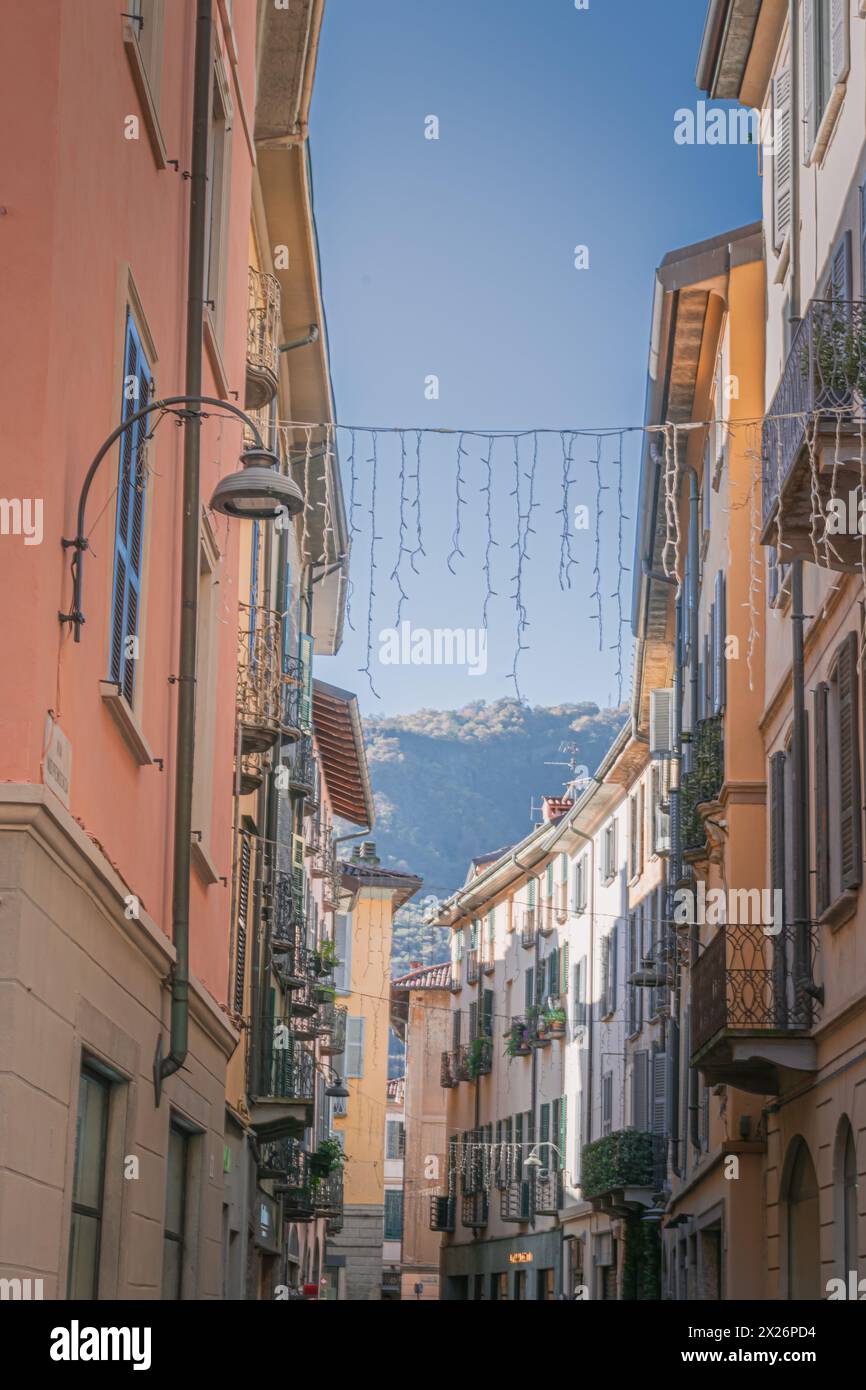 Rue ensoleillée traditionnelle du nord de l'italie à Côme, Italie Banque D'Images