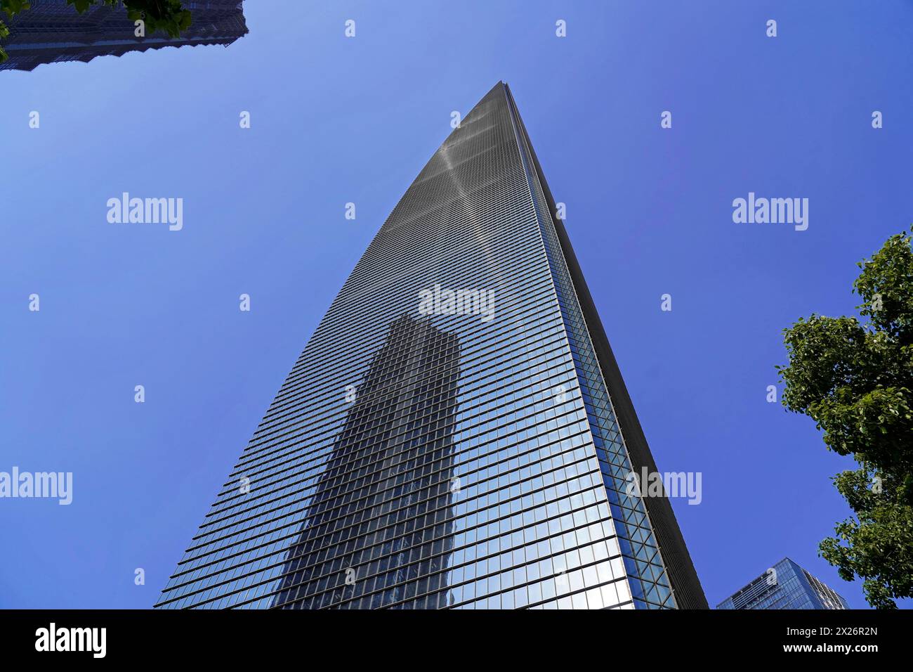 La tour de Shanghai de 632 mètres de haut, surnommée The Twist, Shanghai, en République populaire de Chine, Est Un gratte-ciel moderne qui s'élève majestueusement dans les eaux claires Banque D'Images